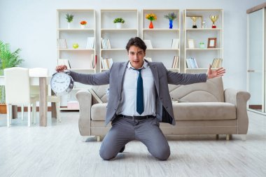 İş adamı teslim tarihine yetiştiği için mutlu