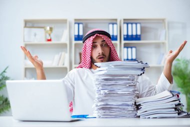 Ofiste çalışan Arap işadamı bir Pi ile evrak işi yapıyor.