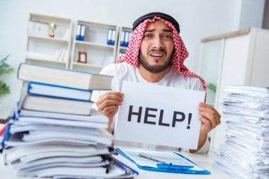 Ofiste çalışan Arap işadamı bir Pi ile evrak işi yapıyor.