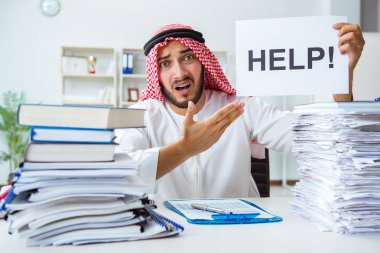 Ofiste çalışan Arap işadamı bir Pi ile evrak işi yapıyor.