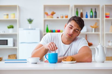 Fazla mesai sonrası kahvaltıda uyuyan bir adam.