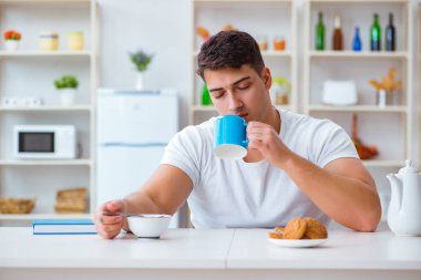 Fazla mesai sonrası kahvaltıda uyuyan bir adam.