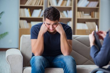 Hasta muayene için psikiyatriste gidiyor.