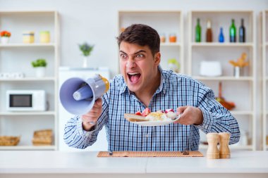 Hoparlörlü koca karısına bağırıyor.