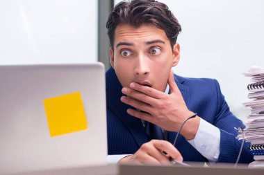 İşkolik işadamı ofiste çok fazla çalışıyor.