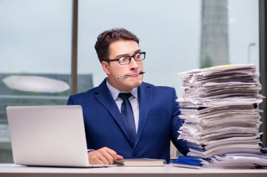 İşkolik işadamı ofiste çok fazla çalışıyor.