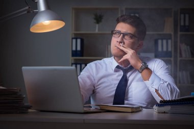 Stres altındaki iş adamı ofiste sigara içiyor