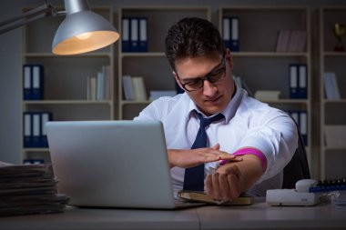 İşadamı uyuşturucudan geç saatlere kadar ofiste kalıyor.