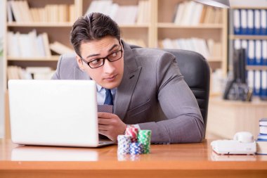 İşadamı işte kumar oynuyor.