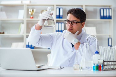 Genç araştırmacı bilim adamı bir su testi kirliliği araştırması yapıyor.
