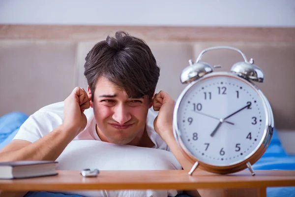 Άνδρας στο κρεβάτι απογοητευμένος που πάσχει από αϋπνία με θρόμβο συναγερμού — Φωτογραφία Αρχείου