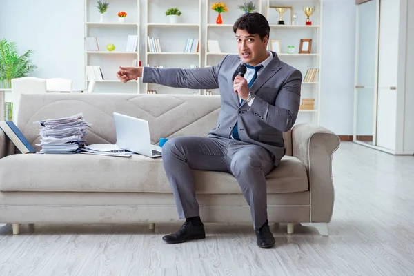 Üzgün işadamı ofiste şarkı söylüyor.