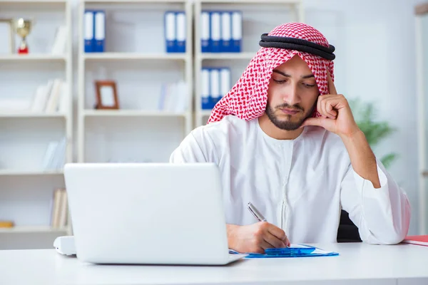 Uomo d'affari arabo che lavora in ufficio facendo scartoffie con un pi — Foto Stock