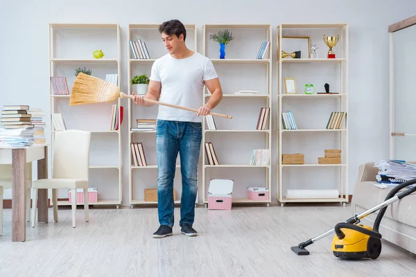 Adam evi temizliyor.