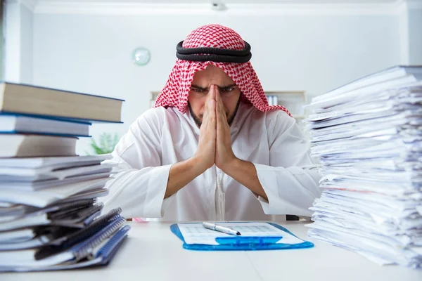 Uomo d'affari arabo che lavora in ufficio facendo scartoffie con un pi — Foto Stock
