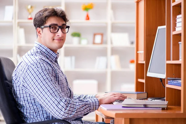 Mladý student u počítačového stolu — Stock fotografie