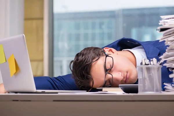 Empresário viciado em trabalho sobrecarregado com muito trabalho no escritório — Fotografia de Stock