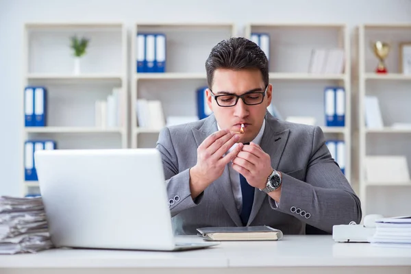 Empresario fumando en oficina en el trabajo — Foto de Stock