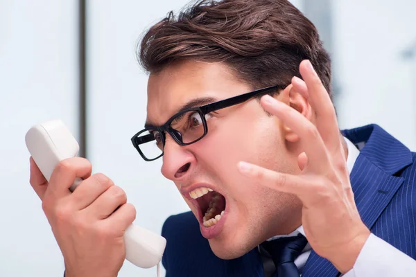 Naštvaný call centrum zaměstnanec křičí na zákazníka — Stock fotografie