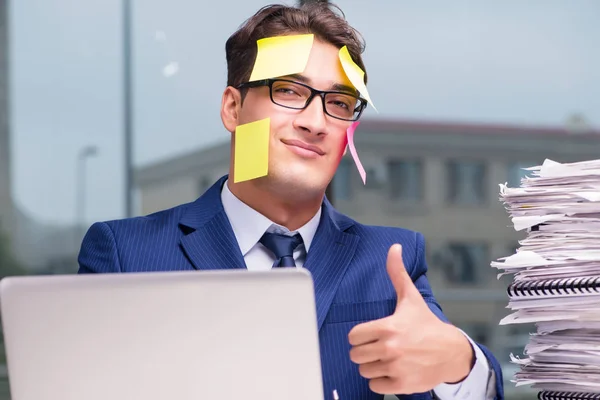 Uomo d'affari stacanovista sovraccarico di lavoro con troppo lavoro in ufficio — Foto Stock