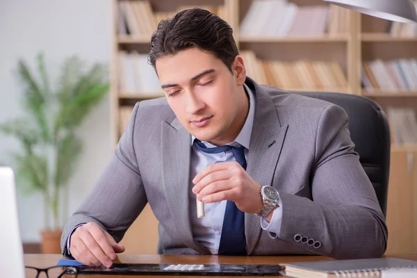 Empresario drogadicto en la oficina — Foto de Stock