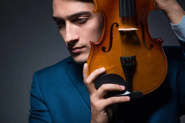 若いです男遊びバイオリンで暗い部屋 — ストック写真