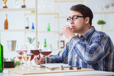 Profesyonel şarap garsonu kırmızı şarap tadıyor.