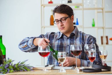 Profesyonel şarap garsonu kırmızı şarap tadıyor.