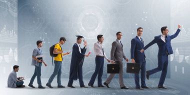 Erkeklerin aşamalarda ilerlediği iş konsepti