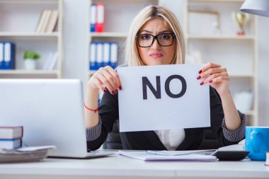 Ofiste mesajı olan genç bir iş kadını.