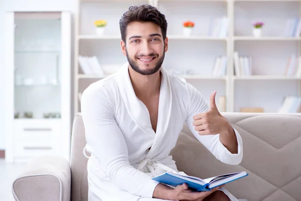 Jongeman student zakenman het lezen van een boek studeren werken bij — Stockfoto