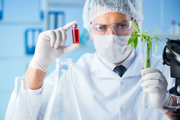 Concept de biotechnologie avec scientifique en laboratoire — Photo