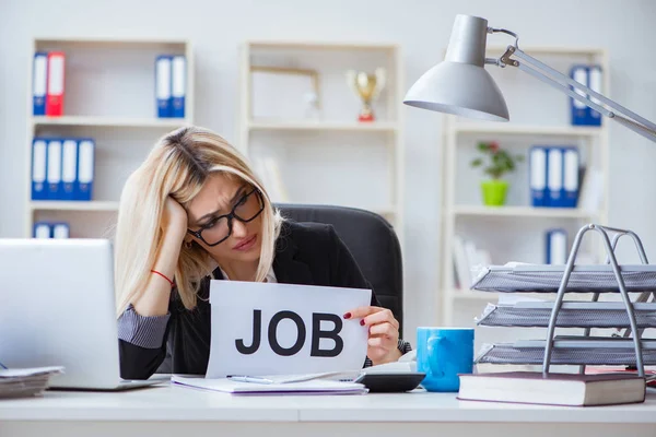 Ofiste mesajı olan genç bir iş kadını.