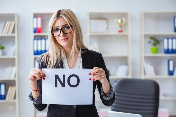 Junge Geschäftsfrau mit Botschaft im Büro — Stockfoto