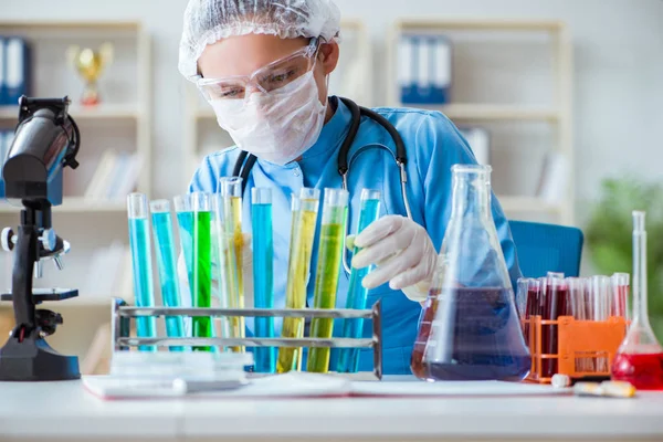 Laboratuvarda deneyler yapan kadın bilim adamı.