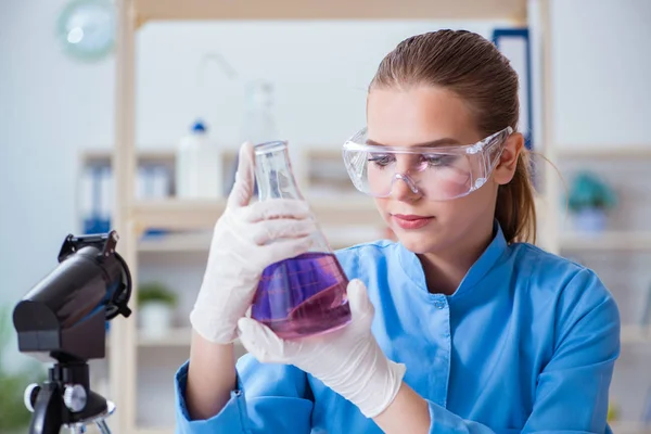 Investigadora científica que realiza un experimento en un labora — Foto de Stock