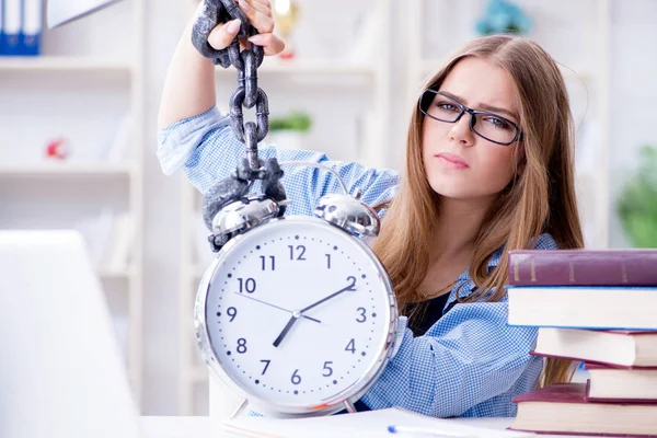 Evde sınava hazırlanan genç kız öğrenci.