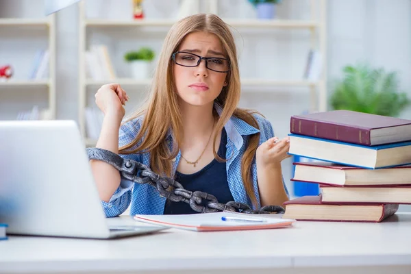 Jonge tiener vrouwelijke student voorbereiding voor examens thuis — Stockfoto