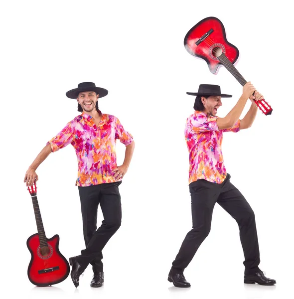 Gitarlı bir sombrero giyen adam.