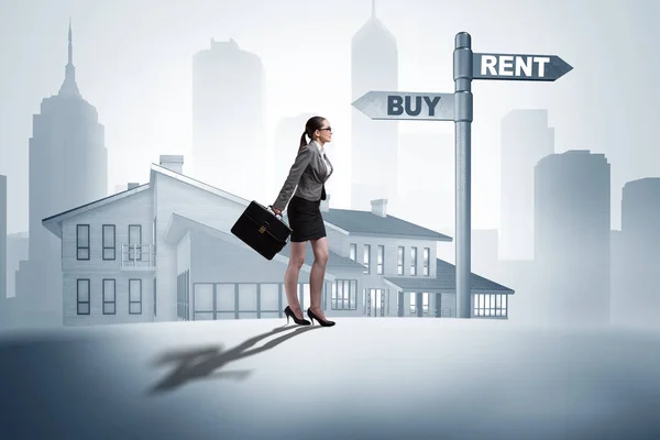 Businesswoman at crossroads betweem buying and renting — Stock Photo, Image