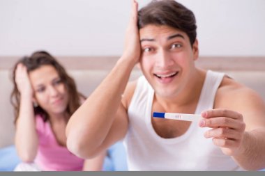 Hamilelik testi sonuçları olan genç bir aile