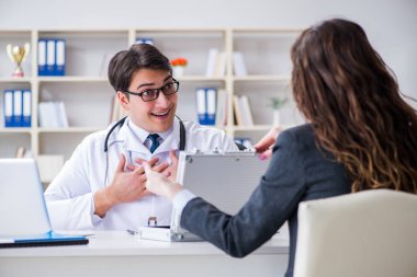 Sağlık sigortası dolandırıcılığı konseptinde genç doktor