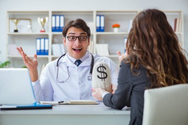 Sağlık sigortası dolandırıcılığı konseptinde genç doktor