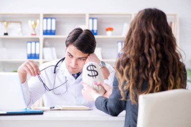 Sağlık sigortası dolandırıcılığı konseptinde genç doktor