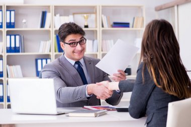 İş adamıyla iş kadını arasındaki iş görüşmesi