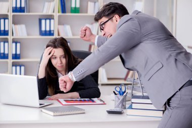 Kadın ve erkek arasındaki ofis anlaşmazlığı