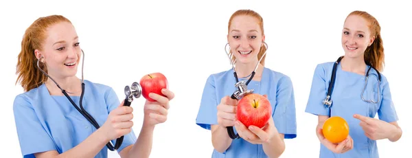 Bonito médico en uniforme azul con estetoscopio e isola de manzana — Foto de Stock