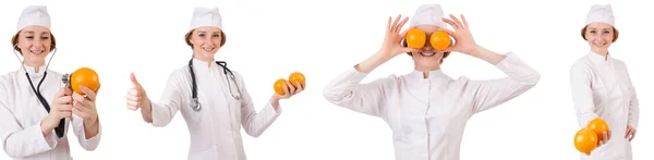 Bonita doctora sosteniendo naranja aislada en blanco — Foto de Stock