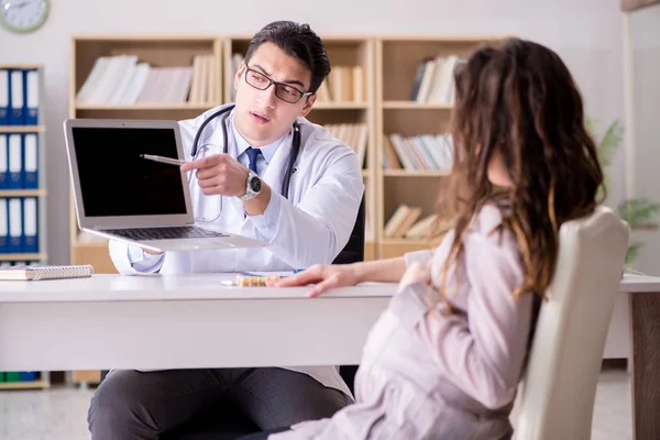 Hamile kadın muayene için doktoru ziyaret ediyor. — Stok fotoğraf