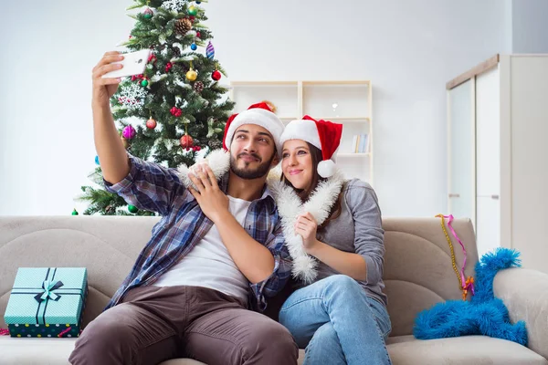 Giovane coppia scattare selfie durante il Natale — Foto Stock